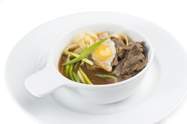 Makarna suyu ve sığır eti ile