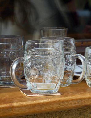 Boş bira bardakları