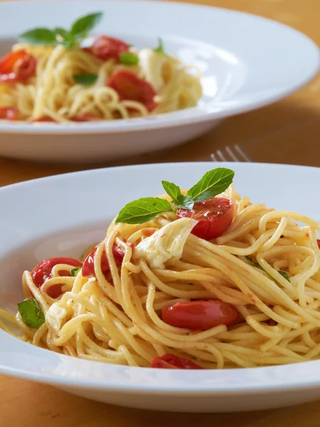 Domates ve mozzarella ile spagetti
