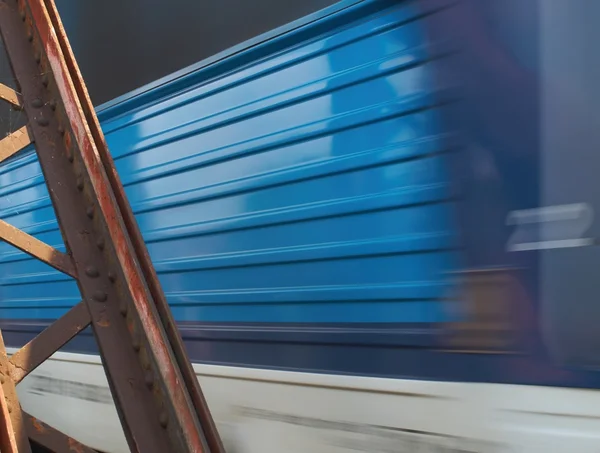 Tren en un viejo puente ferroviario —  Fotos de Stock