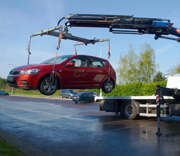 Çekme hizmeti kırmızı araba çeker