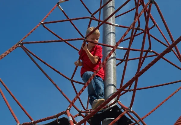 Junge auf Pyramidennetzkletterer — Stockfoto