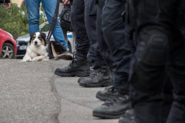PRAG - 18 Nisan 2021: Rus Büyükelçiliği 'nin yanındaki B Meydanı' nda Rus ajanlarının Vrbetice mühimmat deposunun patlamasına karıştıkları bilgisine cevap veren kendiliğinden toplanan vatandaşlar vardı.