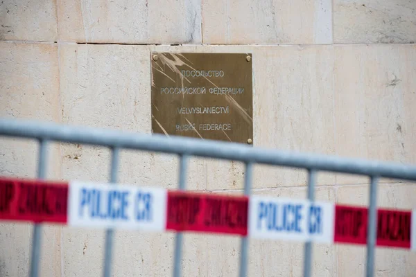 PRAG - 18 Nisan 2021: Rus Büyükelçiliği 'nin yanındaki B Meydanı' nda Rus ajanlarının Vrbetice mühimmat deposunun patlamasına karıştıkları bilgisine cevap veren kendiliğinden toplanan vatandaşlar vardı.