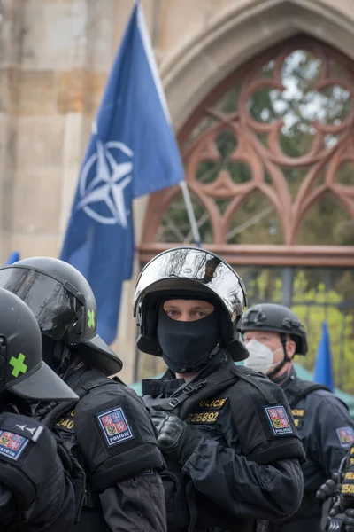 布拉格 2021年4月18日 在俄罗斯大使馆旁边的B 涅姆佐夫广场上 有一次自发的公民集会 他们对俄罗斯特工卷入Vrbetice弹药库爆炸事件的消息做出了反应 图库照片