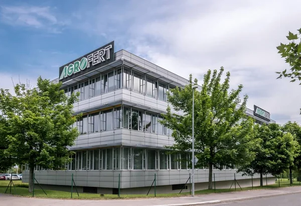 PRAG - 9 Haziran 2021 Prag 'ın Chodov semtindeki genel merkezinin inşaatı üzerine AGROFERT logosu.