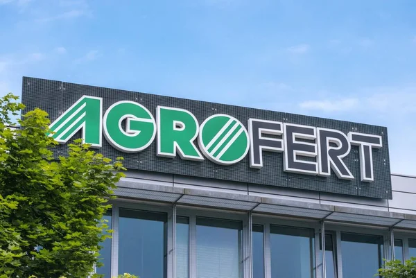 PRAG - 9 Haziran 2021 Prag 'ın Chodov semtindeki genel merkezinin inşaatı üzerine AGROFERT logosu.