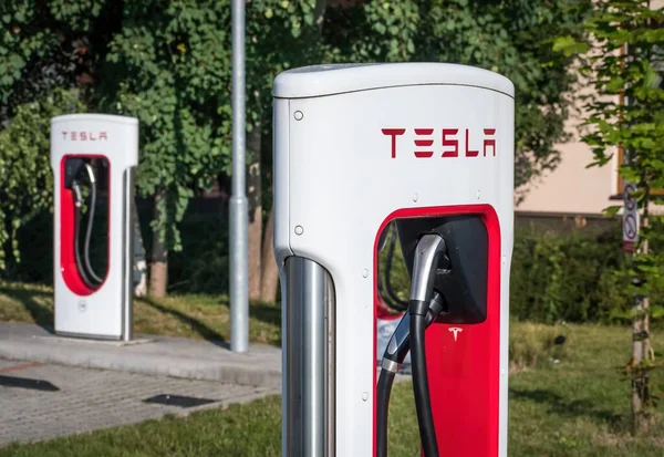 Vestec Tschechische Republik September Tesla Elektroauto Eine Ladestation Angeschlossen Tesla — Stockfoto