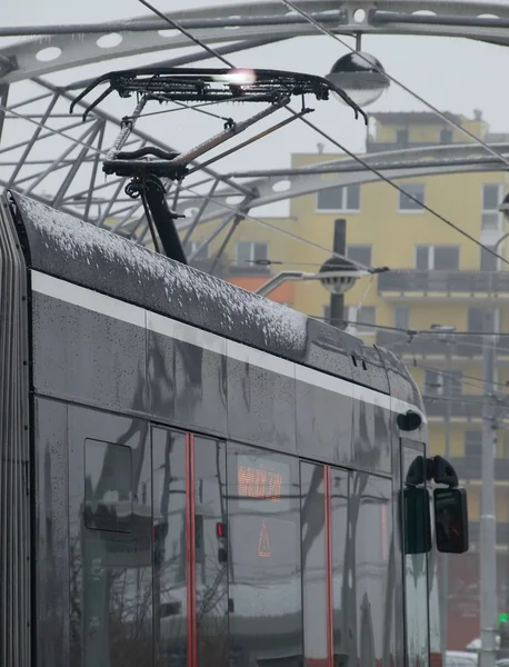 Gli scarichi al pantografo del tram quando si contatta il carrello coperto di ghiaccio — Foto Stock