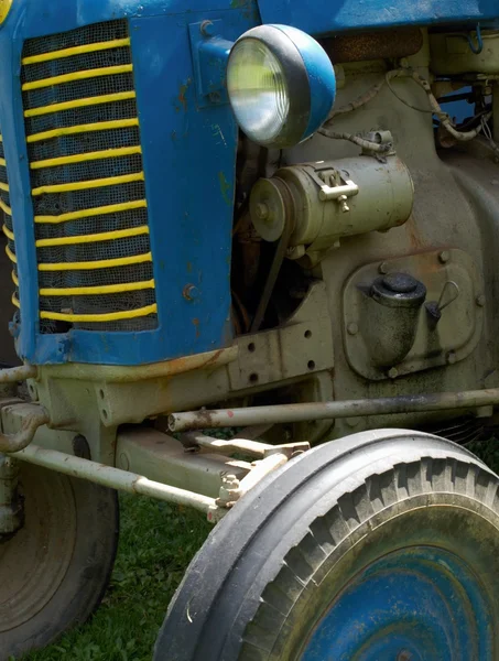 Tractor envelhecido — Fotografia de Stock