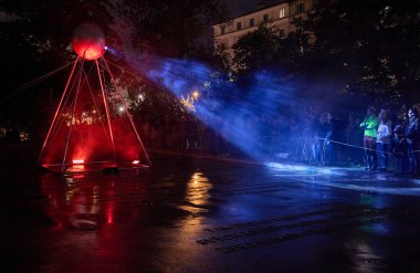 PRAG, CZECH RECTOBER 17, 2025 - Antonin Kindl tarafından EYE, yapay zeka, bilgisayar görüşü, makine eğitimi ve bir döner projektör başı kullanarak etkileşimli ışık kurulumu, Vinohrady Sinyal Festivali 2025 'te Sady Svatopluka Cecha' da sunuldu.