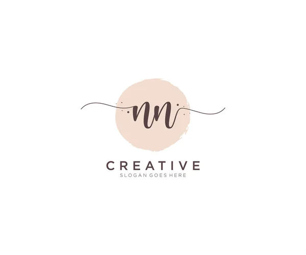 Feminine Logosu Güzellik Monogramı Zarif Logo Tasarımı Ilk Imzalı Yazısı — Stok Vektör