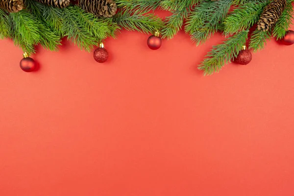 Decoraciones Rojas Festivas Navidad Ramas Abeto Sobre Fondo Rojo Acostado — Foto de Stock