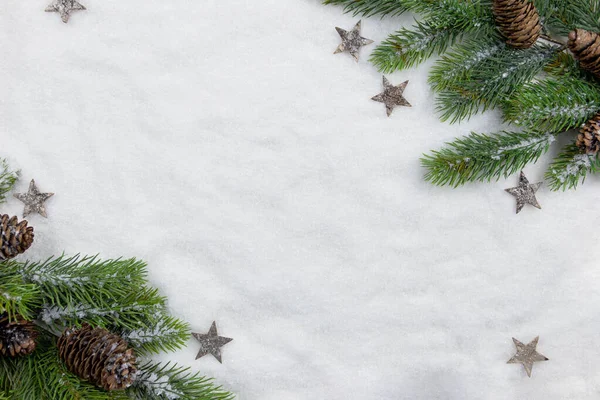 Різдвяна Плоска Лежала Зелені Гілки Сосни Конуси Прикраси Сніговому Фоні — стокове фото