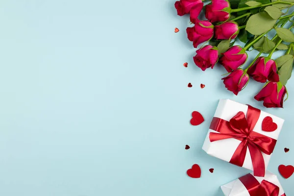 Día de San Valentín, boda o fondo del día de las madres. Cajas de regalo con cinta roja, rosas y corazones sobre fondo azul pastel. Concepto de vacaciones. plano, maqueta, vista superior, espacio para copiar. — Foto de Stock