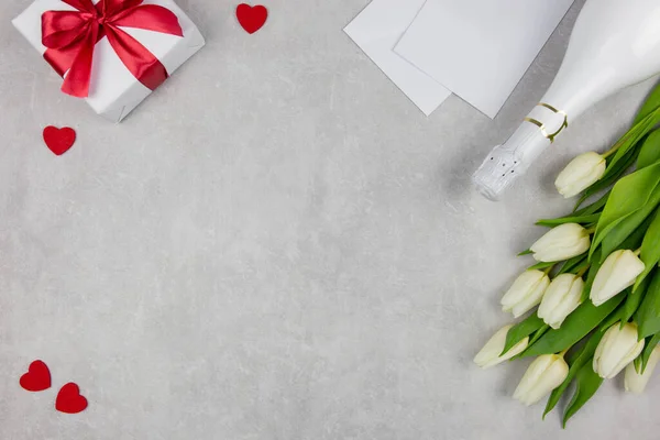 Día San Valentín Plano Con Champán Caja Regalo Corazones Rojos — Foto de Stock