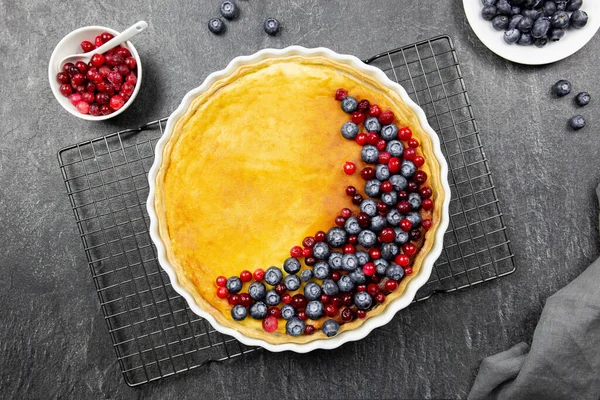 배경에 블루베리와 베리와 맛있는 케이크 타르트가 위에서 — 스톡 사진
