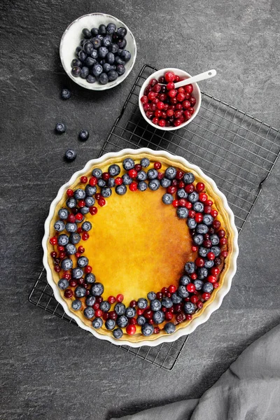 배경에 블루베리와 베리와 맛있는 케이크 타르트가 위에서 — 스톡 사진