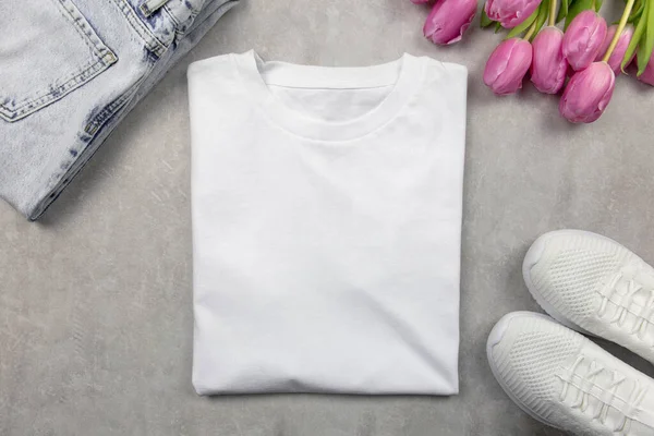 Camiseta Blanca Algodón Para Mujer Con Tulipanes Rosas Jeans Zapatillas — Foto de Stock