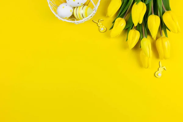Prachtige Gele Tulpen Met Kleurrijke Paaseieren Konijntjes Gele Achtergrond Lente — Stockfoto