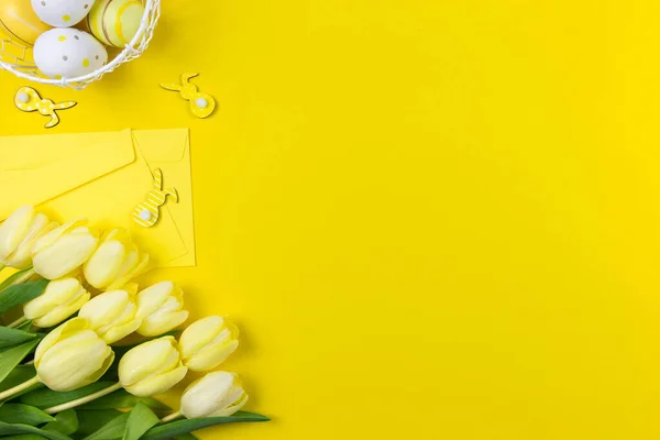 Prachtige Gele Tulpen Met Kleurrijke Paaseieren Konijntjes Envelop Gele Achtergrond — Stockfoto