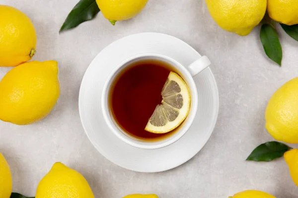 Чашка Чая Свежими Лимонами Листьями Белом Бетонном Фоне Горячий Здоровый — стоковое фото