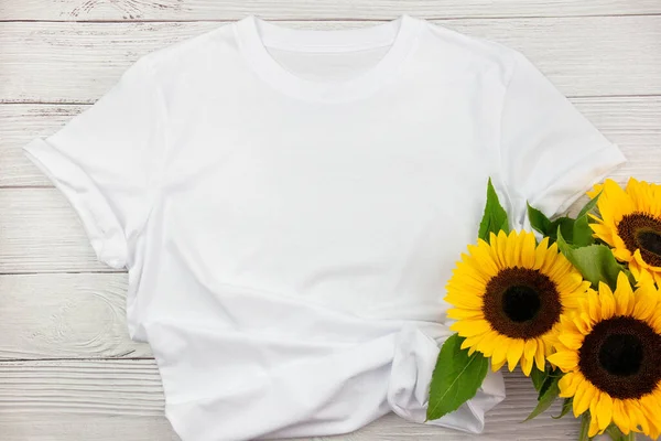 Witte Womens Katoen Shirt Mockup Met Zonnebloemen Witte Houten Achtergrond — Stockfoto