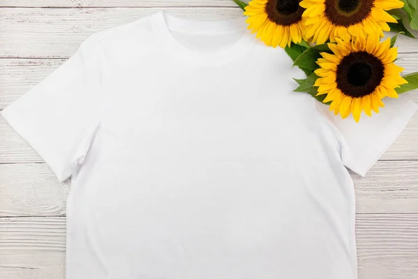 Witte Womens Katoen Shirt Mockup Met Zonnebloemen Witte Houten Achtergrond — Stockfoto