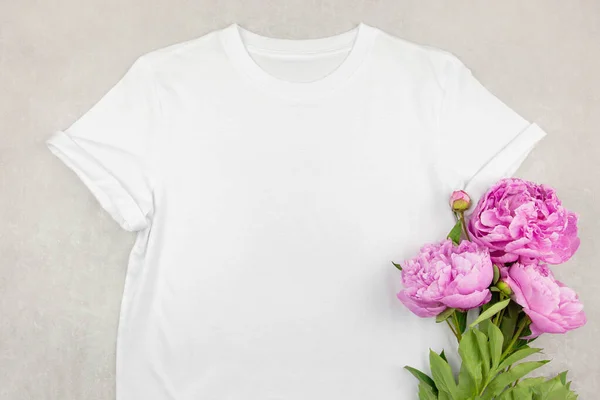白色女人的棉质T恤衫 粉色牡丹花 灰色混凝土背景 设计T恤衫模板 打印演示模型 顶视图平铺 — 图库照片