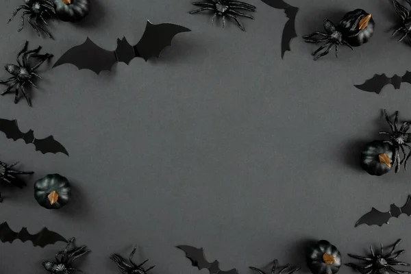 暗い背景に黒いカボチャ クモやコウモリと幸せなハロウィンフラットレイ組成 休日の概念 最上階だ スペースのコピー — ストック写真