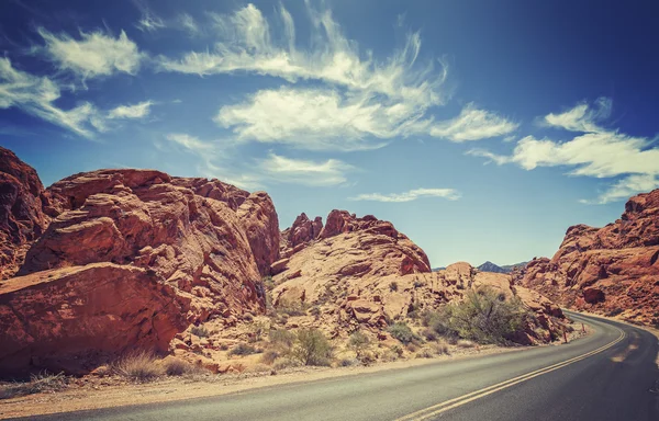 Immagine stilizzata vintage di una strada panoramica, USA — Foto Stock