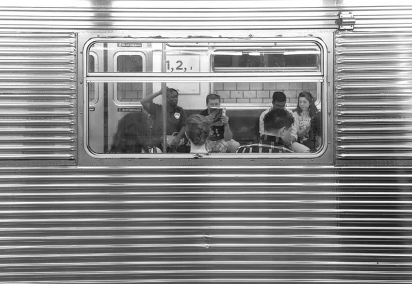 坐在地铁里，通过窗口看到的人. — 图库照片