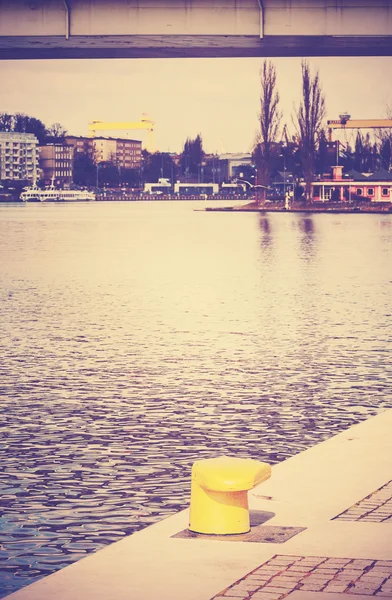 Bolardo estilizado vintage por el río Odra en Szczecin, Polonia —  Fotos de Stock