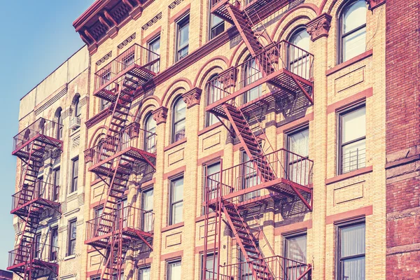 Oude film retro gestemde foto van New York gebouw met Brandtrap — Stockfoto