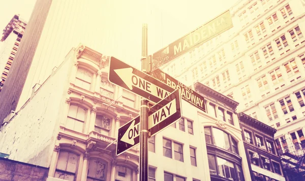 Starodawny stylizowane znaki drogowe w Manhattan, New York, Stany Zjednoczone Ameryki — Zdjęcie stockowe