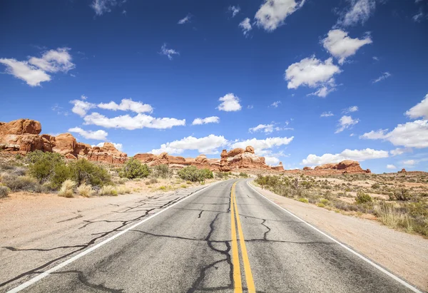 Strada panoramica con cielo blu, Arches National Park, Stati Uniti d'America — Foto Stock