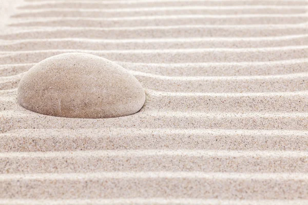 Kamień w piasku, spa lub duchowym tłem — Zdjęcie stockowe