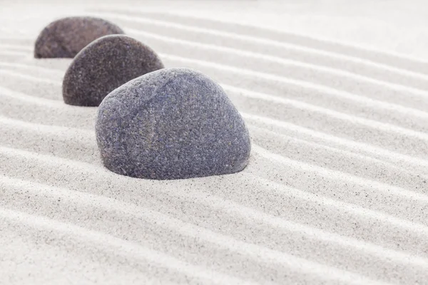 Trzy kamienie w piasku, spa lub zen koncepcji — Zdjęcie stockowe