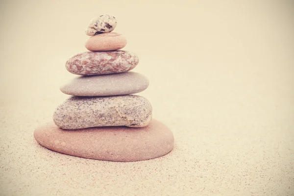 Sepya retro kum, uyum ve denge üzerinde taş piramit stilize — Stok fotoğraf