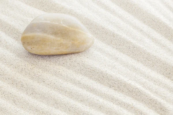 Heller Stein auf Sand, Platz für Text — Stockfoto