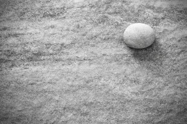 Schwarz-weißer Stein auf Rock, Grunge-Hintergrund oder Textur — Stockfoto