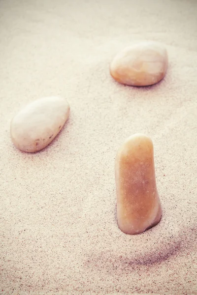 Vintage getönte Steine auf Sand . — Stockfoto