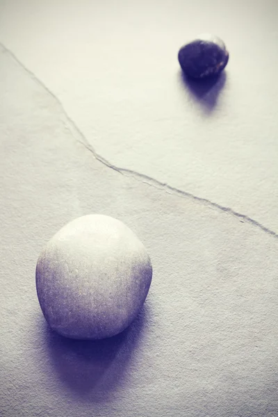 Piedras tonificadas vintage en una pizarra agrietada —  Fotos de Stock