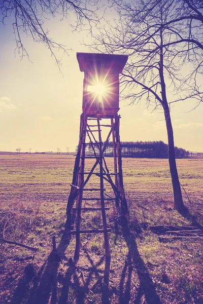 Gammal film vintage stiliserade jakt predikstolen mot solen. — Stockfoto