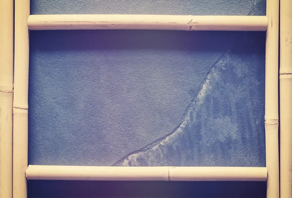 スレートの背景を持つヴィンテージの様式化された竹フレーム. — ストック写真