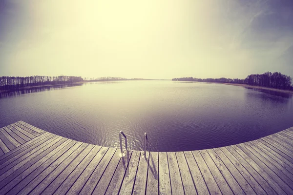 Vintage getönte Fischaugenobjektive Bild eines hölzernen Pier. — Stockfoto