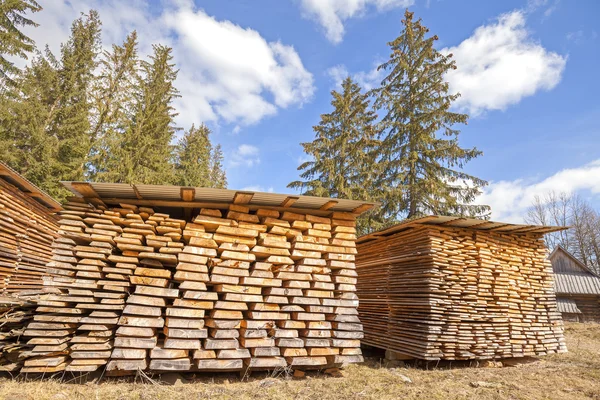 Patio de madera con tablas con dosel apilados en un bosque . — Foto de Stock