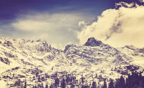 Retro película antigua estilizada imagen de las montañas de Tatra . — Foto de Stock