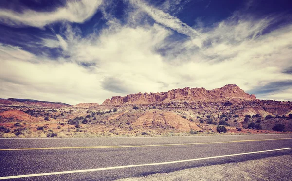 Vintage vecchio film immagine stilizzata di una strada panoramica del deserto . — Foto Stock