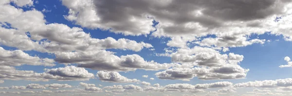 Panorama bild av en molnlandskap i en vacker dag — Stockfoto